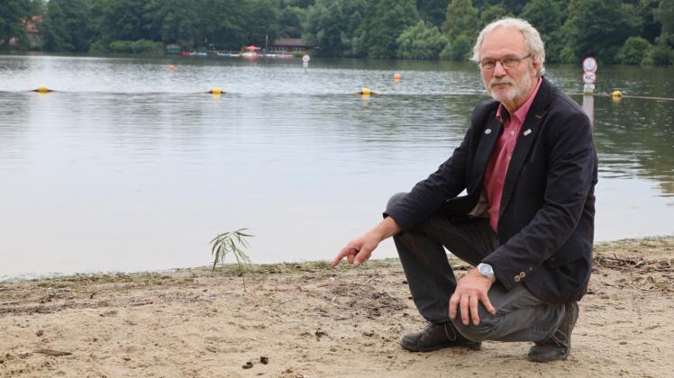„Schwanenvater“ Ernst-Reimer Saß erklärt, warum der Rantzauer See zunehmend einer Ökosystem-Belastung ausgesetzt ist.