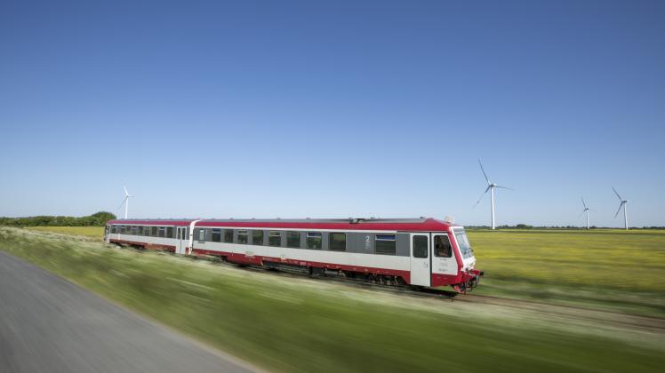Noch mit Dieselantrieb:In Zukunft sollen die Züge zwischen Niebüll und Dagebüll elektrisch betrieben werden.