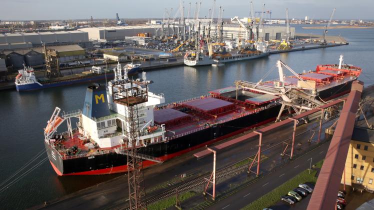 Im Seehafen wird der Massengutfrachter Clia mit Weizen beladen. Die Häfen Mecklenburg-Vorpommern benötigen im Wettbewerb mit der nationalen und internationalen Konkurrenz weiter die Unterstützung des Landes.