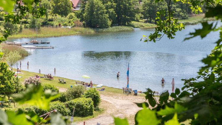 Badeidylle am Pinnower See: Die Wasserqualität am Strand in Godern ist laut dem aktuellen Testergebnis von Juni „ausgezeichnet“. 