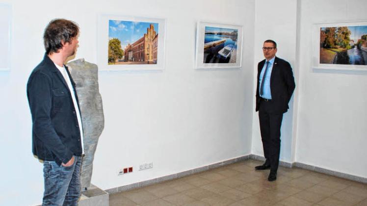 Künstler Björn Pauli und Bürgermeister Dirk Flörke in der neuen Ausstellung im Stadthaus.  