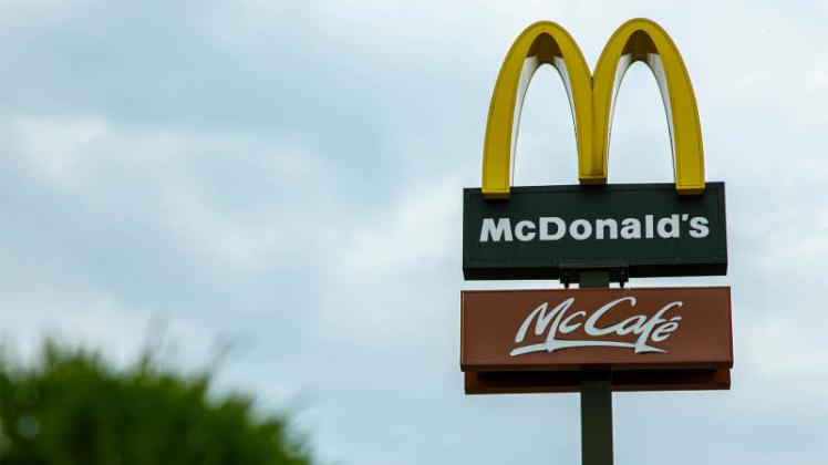 Fast-Food-Ketten wie Mc  Donald’s müssen ihren Beschäftigten deutlich mehr Geld zahlen. Bis zum Jahr 2024 steigen ihre Löhne um insgesamt 28 Prozent, so die Gewerkschaft NGG. 