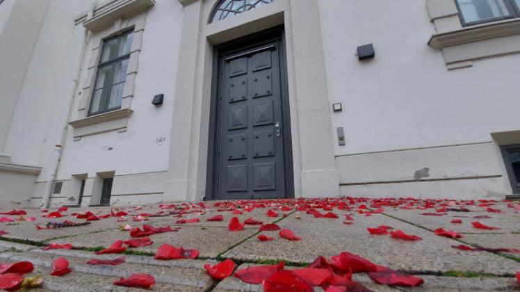 Diese Rosen regnete es vor dem historischen Rathaus nach einer Trauung, was durchaus erlaubt ist. 
