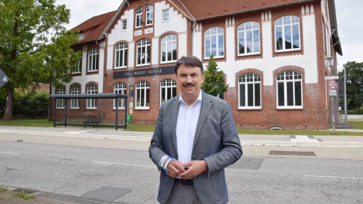 Büdelsdorfs Bürgermeister Rainer Hinrichs freut sich über den Vertragsabschluss mit dem Kreis Rendsburg-Eckernförde