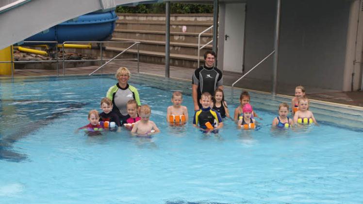 Die Kinder aus dem Anfängerschwimmkurs sind mit Freude und Eifer bei der Sache.