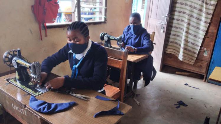 In der Berufsschule in Ngaruma nähen die Schülerinnen Stoffmasken für die Menschen in ihrer Kirchengemeinde. 