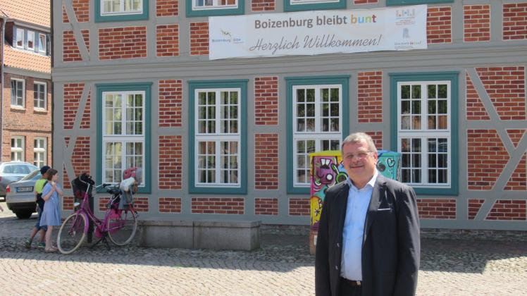„Boizenburg bleibt bunt“. Bürgermeister Harald Jäschke will prüfen lassen, ob dieses Banner auch künftig am Rathaus angebracht sein darf.