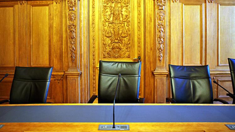 Leere Stühle im Gerichtssaal: Die Schöffen sitzen links und rechts des Berufsrichters und sind bei der Urteilsfindung gleichberchtigt. Für 2014 bis 2018 werden neue Ehrenamtler gesucht. Foto: dpa