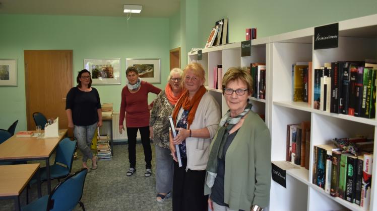 Ausnahmsweise ohne Mund-Nase-Schutz, dafür mit Abstand, zeigen sich hier Doris Engmann, Ina Schlawin, Gisela Fründt, Hannelore Annacker und Kathrin Lembcke (v.r.n.l.) in der Dorfbibliothek. Das Team achtet streng auf die Hygienevorschriften.