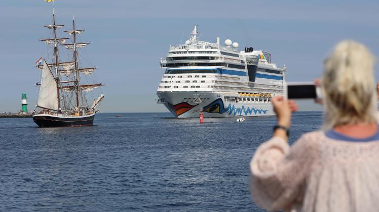 Kreuzfahrtschiffe vor Neustart:

AIDA Mar und AIDA blu erreichen Rostocker Hafen, um ab dort in Kürze zu Kurzreisen ist Ostsee aufzubrechen - Wegen Corona gesperrte Schiffe lagen bisher auf Reede vor Skagen