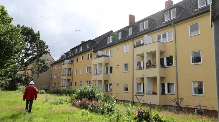Torsten Dobbert, Projektleiter, geht über den 4.500 Quadratmeter großen Innenhof eines Wohnquartiers des kommunalen Wohnungsunternehmens Wiro im Hansaviertel. 