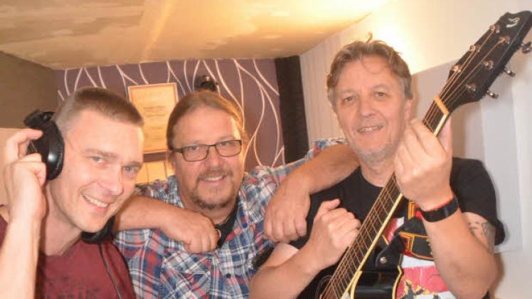 Die Wackener Band „9komma81“ mit (v.l.) Andreas Bolls, Christoph Boger und Werner Ulferts drehte im Itzehoer Panoptikum. 