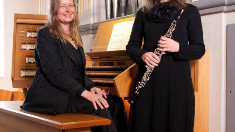 Tomke Castan (r.) spielt Oboe und Englischhorn – Birgit Wildeman ist morgen in List an der Bensmann-Orgel zu hören. 
