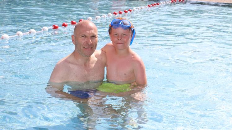 Lothar Beinke und Sohn Silas waren in diesem Jahr erstmals zu Gast in der Wedeler Badebucht.  