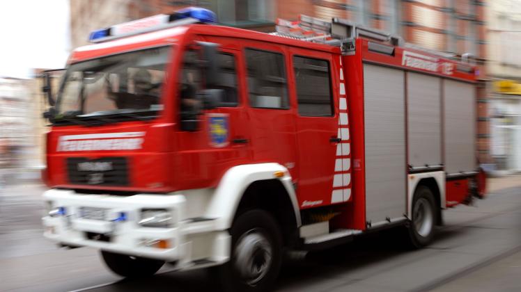 Die Feuerwehr ist auf dem Weg zum Einsatzort in Schwerin
