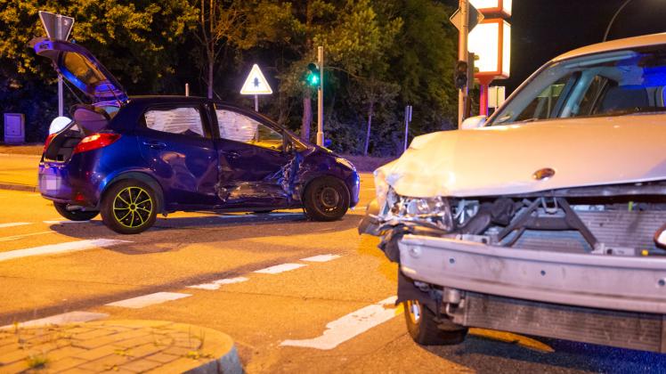 Stehen beschädigt auf der Kreuzung: Ein silberner Saab und ein blauer Opel.
