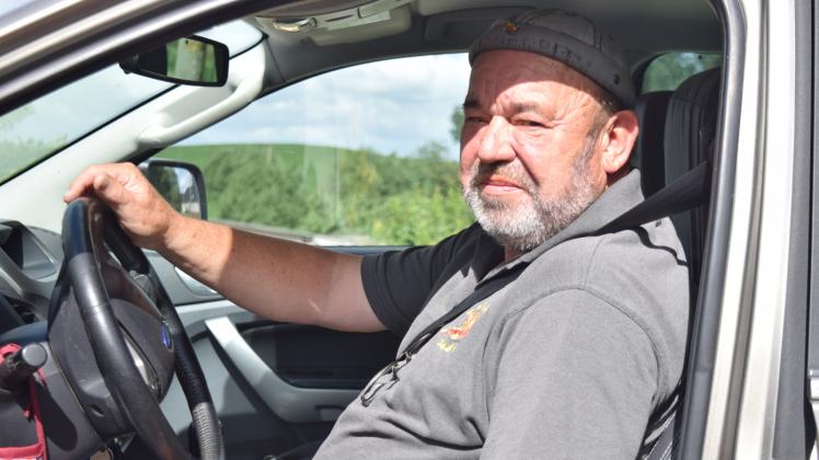 Mit seinem Ford Pickup Ranger täglich in der Gemeinde Kloster Tempzin unterwegs – Bürgermeister Sieghard Dörge. 