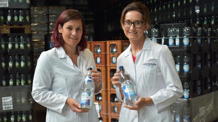 Prüfen die Qualität der Getränke: Juliane Daum (links) und Elena Lier, Mitarbeiterinnen bei der Firma Güstrower Schlossquell. 