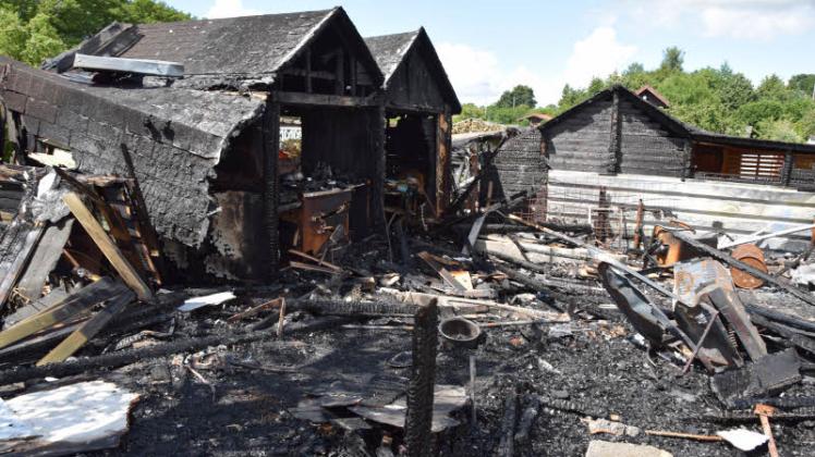 Völlig zerstört wurde diese Gartenlaube in der Kolonie Kruse-Steenbeck durch ein Feuer. Auch anliegende Gebäude wurden durch die Flammen beschädigt.