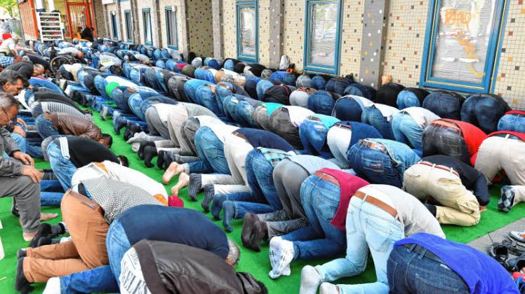 Muslime beim Freitagsgebet (Symbolbild).