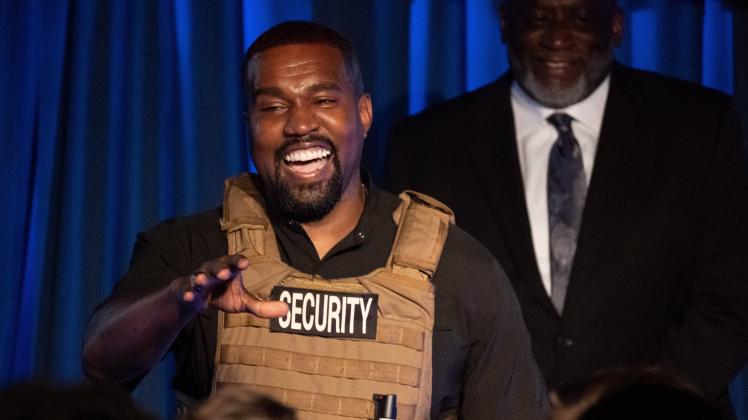 Bei seinem ersten öffentlichen Wahlkampfauftritt in North Charleston, South Carolina, am Samstag (19. Juli) trat Rapper und Unternehmer Kanye West in kugelsicherer Weste samt der Aufschrift "Security" auf.