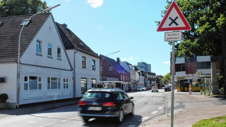 Das Schild, das an der Kreuzung Großer Sand/ Hafenstraße/ Denkmalstraße  auf die veränderte Vorfahrt hinweist, ist nicht zu übersehen. Dennoch kommt es bei den Verkehrsteilnehmern häufig zu Verwirrung.