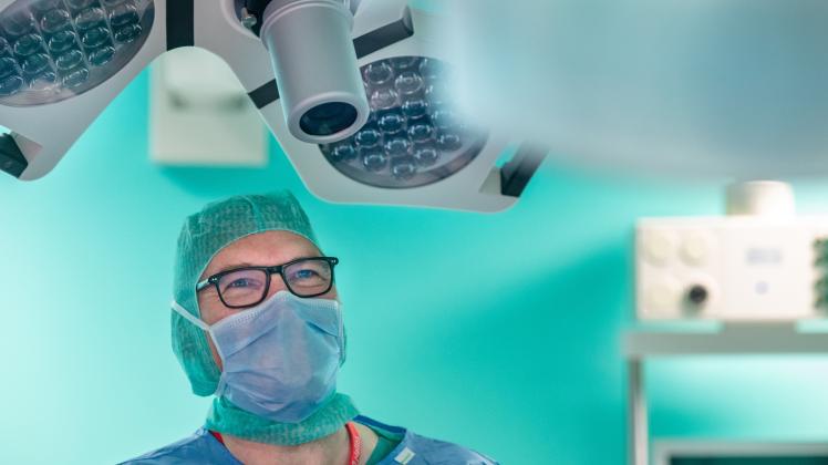 Seit 2011 ist Prof. Dr. Jörg-Peter Ritz bereits an den Helios-Kliniken tätig. 2016 wurde er deren ärztlicher Direktor. Ritz gehört in Schwerin zu den ersten Chirurgen, die auch mit dem robotergestützten System DaVinci arbeiten. 