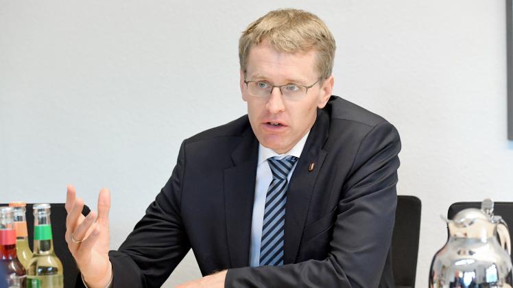 Daniel Günther weist die Kritik an Entlassung des Ex-Innenministers Grote von sich. 