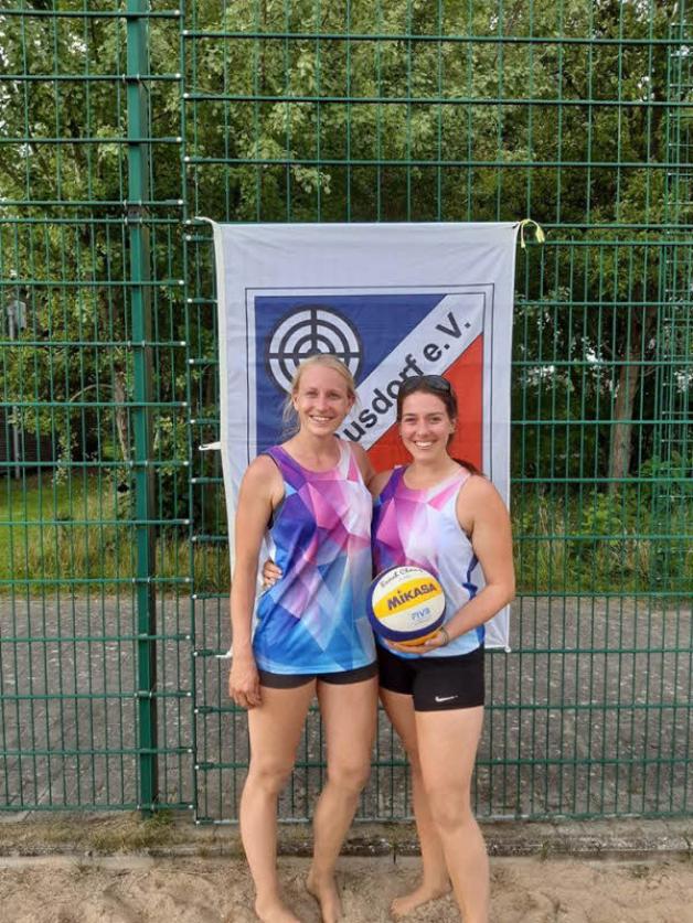 Fünfte beim Heim-Turnier: Das Frauen-Duo Nele Lorenzen (links) und Melanie Derr vom TuS Busdorf.