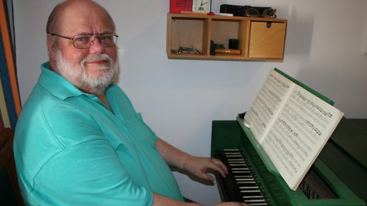 Jörg Dehmel ist promovierter Musikwissenschaftler. Sein Herz schlägt für klassische Musik und alte Instrumente: In seiner Wohnung in Wedel steht ein Cembalo. 