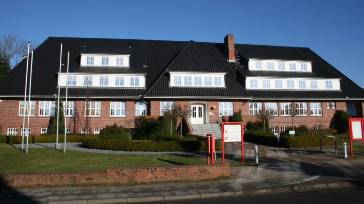 Das Amt Mittleres Nordfriesland: Hier in der ehemaligen Landwirtschaftsschule ist seit zehn Jahren die Verwaltung zu Hause.