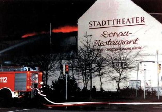 1994: Das alte Stadttheater brennt.