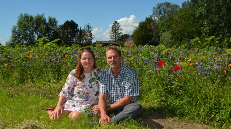 Harm Früchtenicht und Marion Redmann freuen sich über die Blumenvielfalt auf der ersten Neuendorfer Blühwiese.