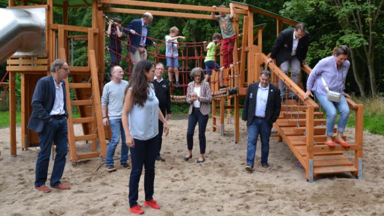 Großer Spaß: Die Vertreter der Serviceclubs und der Stadt hatten mit den Kindern während der offiziellen Übergabe des neu gestalteten Spielplatzes sichtlich Freude am Toben. 