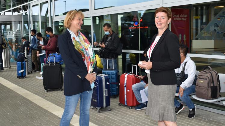 Freuen sich über die Ankunft der Mitarbeiter: Airport-Geschäftsführerin Dörthe Hausmann und Martina Reuter von Aida (v.r.).  