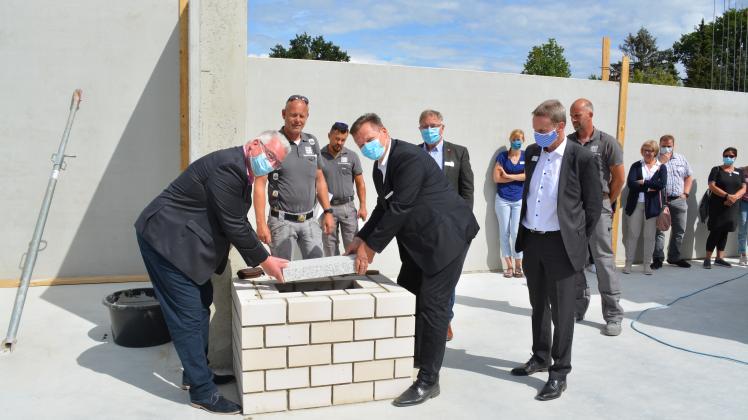Das neue  Amtshaus in Heist soll im unteren Bereich  mit einem schwarzen Stein verkleidet werden, was von Kommunalpolitikern   als nicht ortstypisch  kritisiert wird. Andrea Stange