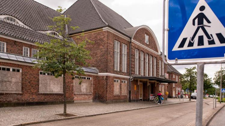 Der Schleswiger Bahnhof gibt ein zunehmend trauriges Bild ab. Hubert Herr wollte aus dem Gebäude einen „Event-Bahnhof“ mit Restaurant und Partyräumen machen.