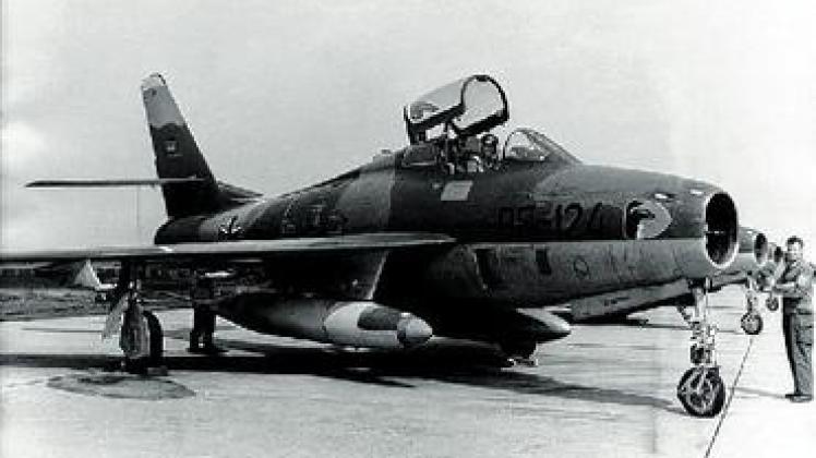 Eine F-84F des Husumer Geschwaders wird startklar gemacht. (hn)