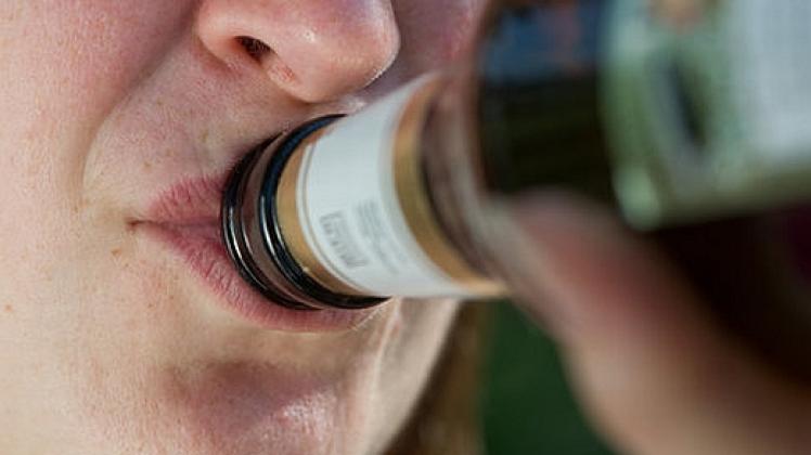 Die Zahl der jährlichen Todesopfer durch Alkohol entspricht in etwa der  Einwohnerzahl Neumünsters. Foto: dpa