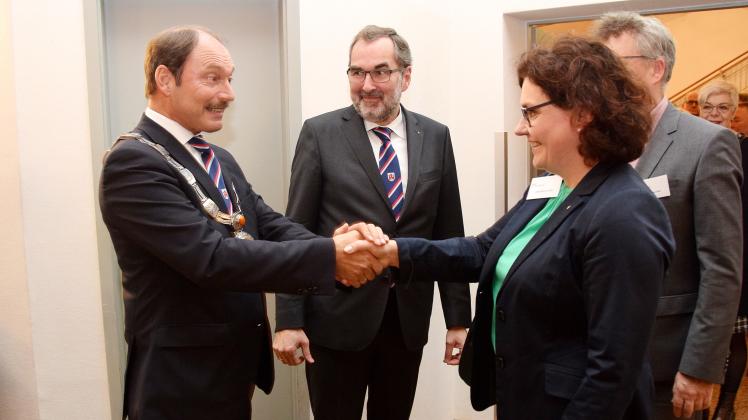 Beim Stadtempfang zu Jahresbeginn, als Händeschütteln noch erlaubt war: Amtsinhaber Pierre Gilgenast begrüßt seine Herausforderin Janet Sönnichsen. 