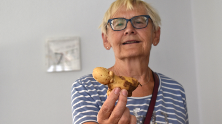 Figürlich: Hanna Göllnitz mit der wild gewachsenen Kartoffel 
