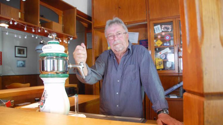 Über 40 Jahre stand Peter Hammerich hinterm Tresen und zapfte Bier, Jetzt hat er die Türen seines Gasthofes in Fleckeby für immer geschlossen. 