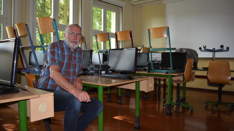 Im Computerkabinett wird der Arbeitsaufwand für die Reinigungskräfte erheblich steigen. Schulleiter Hans-Ulrich Pabusch erklärt, dass alle Tastaturen desinfiziert werden müssen.