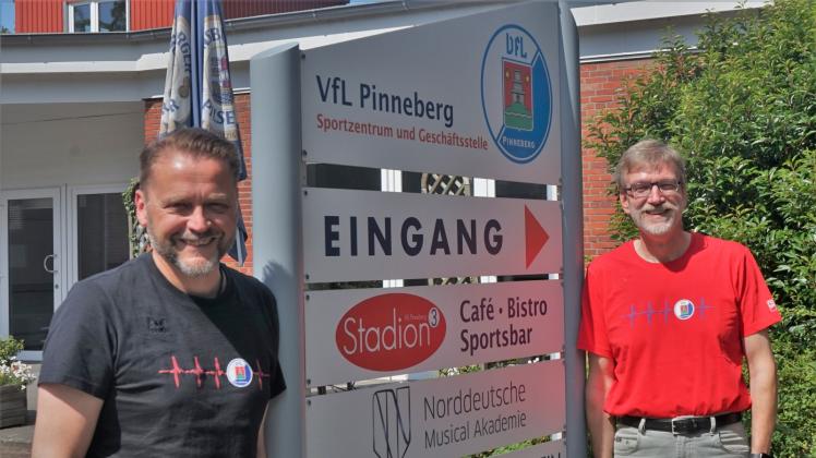 Uwe Hönke (links) und Carsten Lienau aus dem Vorstand des VfL Pinneberg präsentieren die neuen Vereinsshirts.