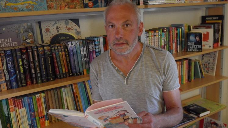 Mehr als 300 zeitgemäße wie angesagte Titel der Kinder- und Jugendliteratur inklusive aktueller Magazine für Mädchen und Jungen stehen in der Friedensstraße 11 in Grebs bereit. Immer dienstags ab 14 Uhr findet hier der beliebte Leseclub statt. Torsten Hahn hofft, dass dieser gemeinsame Freizeitspaß trotz Corona bald wieder möglich sein wird. Mehr als 300 zeitgemäße wie angesagte Titel der Kinder- und Jugendliteratur inklusive aktueller Magazine für Mädchen und Jungen stehen in der Friedensstraße 11 in Grebs bereit. Immer dienstags ab 14 Uhr findet hier der beliebte Leseclub statt. Torsten Hahn hofft, dass dieser gemeinsame Freizeitspaß trotz Corona bald wieder möglich sein wird.