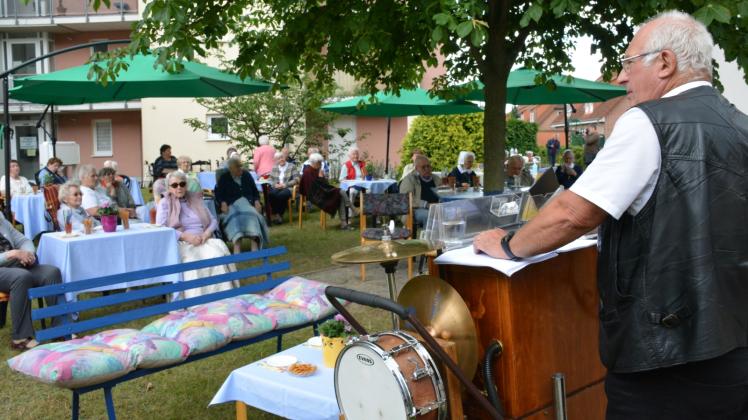 Das Mecklenburger Drehorgelorchester spielte für die Senioren des Betreuten Wohnens auf. 