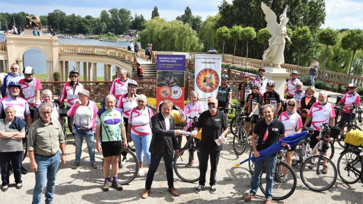 Oberbürgermeister Rico Badenschier übergibt den Staffelstab an den Ausrichter des nächsten Radsport-Treffens im Jahr 2021 – an den Radsportbezirk Köln-Bonn.