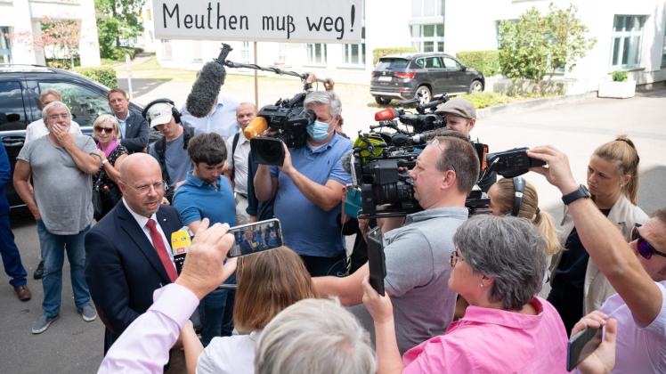Andreas Kalbitz (links) am Rande der Verhandlung im Gespräch mit Journalisten. 