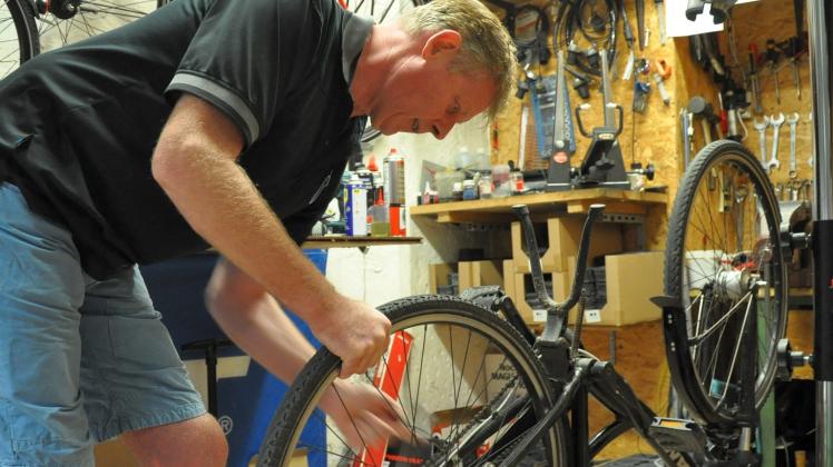 Auch bei ihm müssen Kunden mit Wartezeiten rechnen: Fahrradhändler Axel Kuhse in seiner Reparaturwerkstatt. 