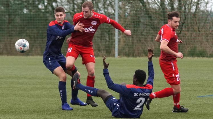 Der SC Parchim (blaue Trikots) und die SpVgg Cambs/Leezen, hier im Kellerduell am Februar, können wieder für die Landesliga planen.